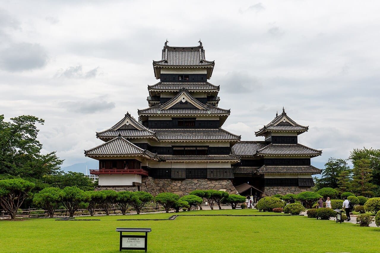 El Castillo de Matsumoto, Tesoro Nacional de Japón, con los Alpes Japoneses al fondo